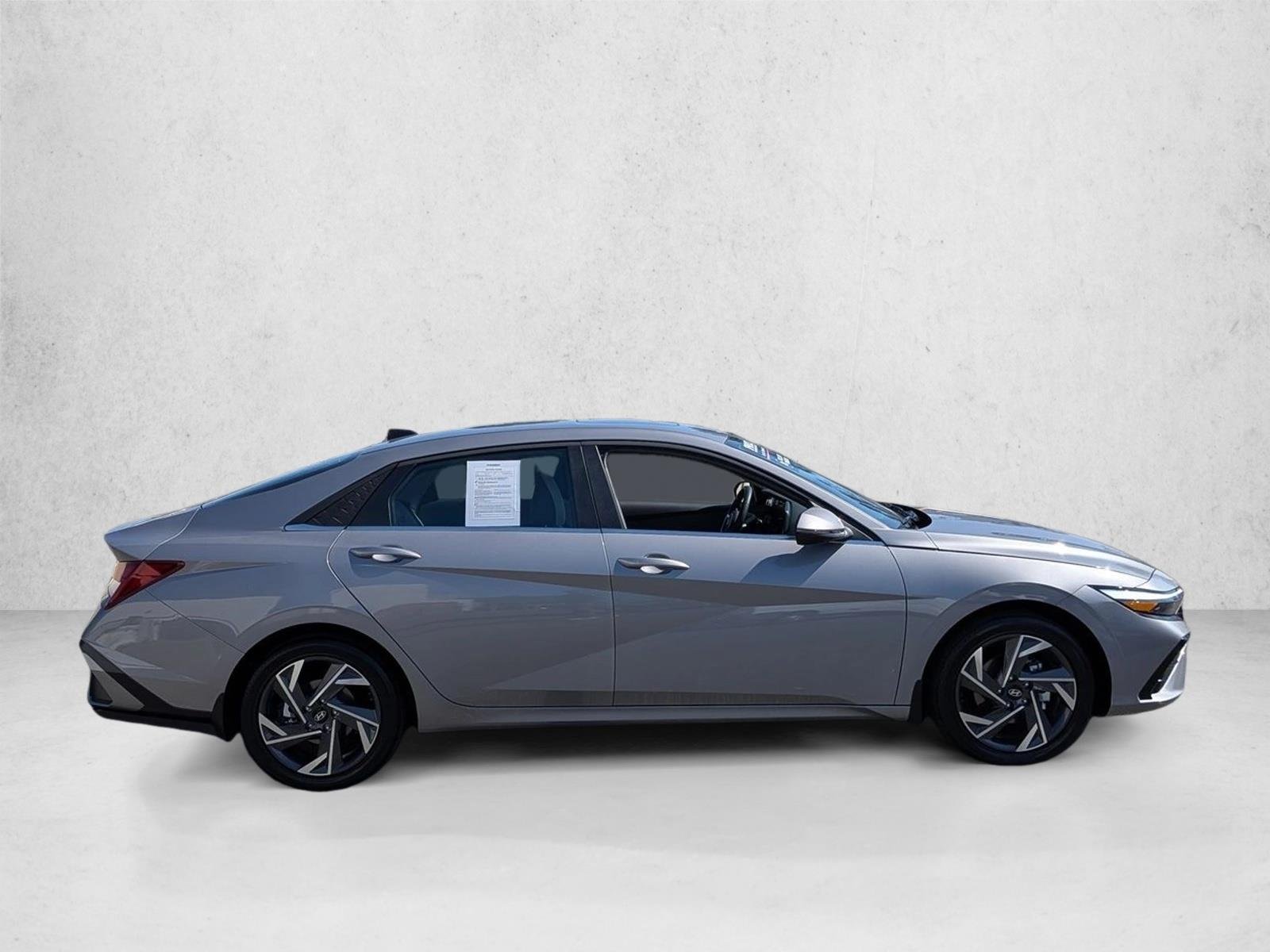 Used 2025 Fluid Metal Hyundai Limited image 4