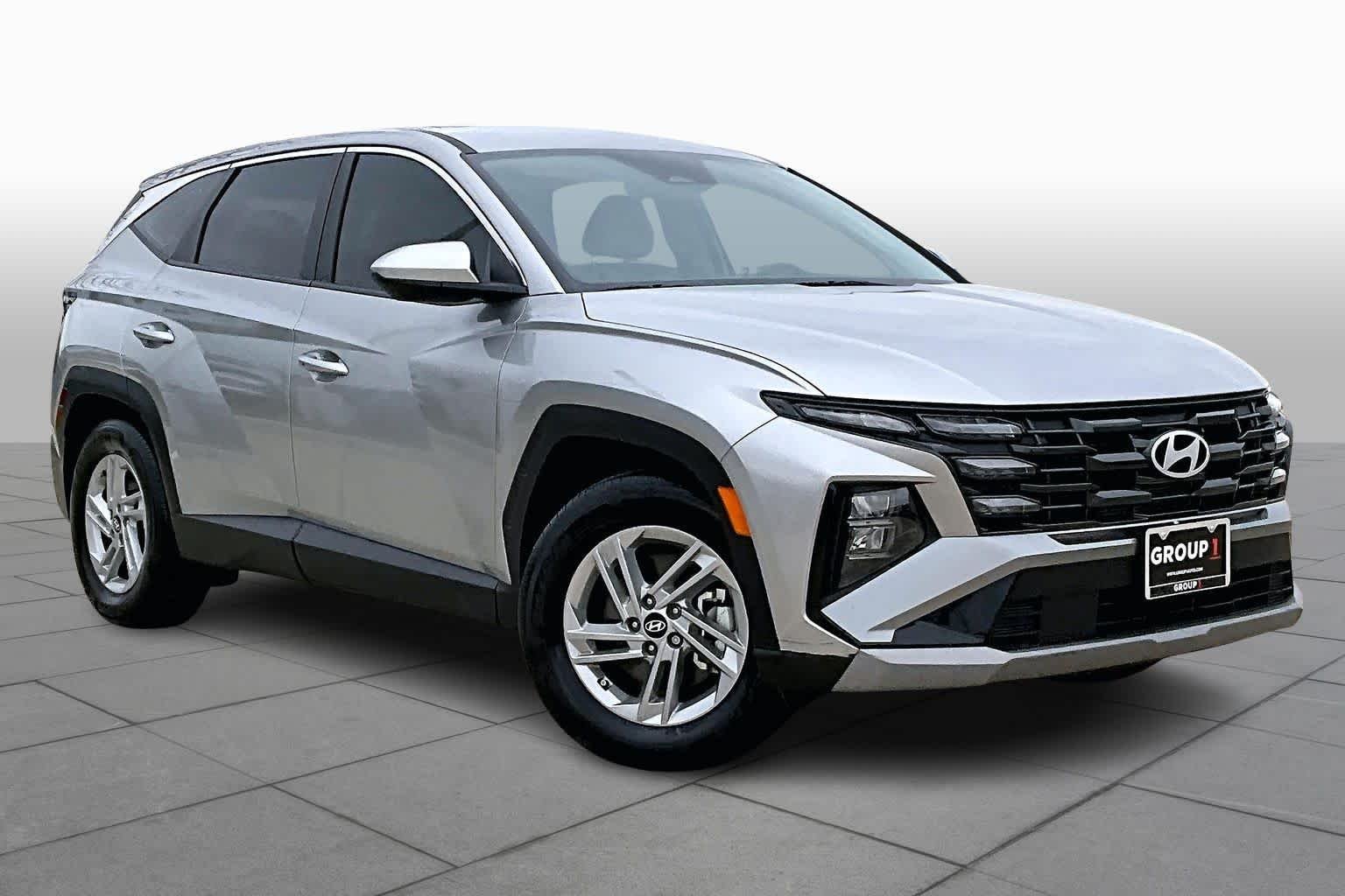 Used 2025 Shimmering Silver Hyundai SE image 3