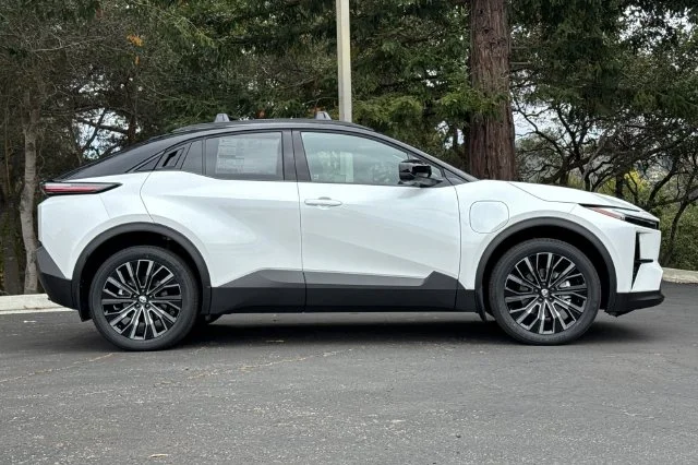 New 2026 Wind Chill Pearl with Midnight Black Metallic roof <sup>1</sup> Toyota  XSE image 3