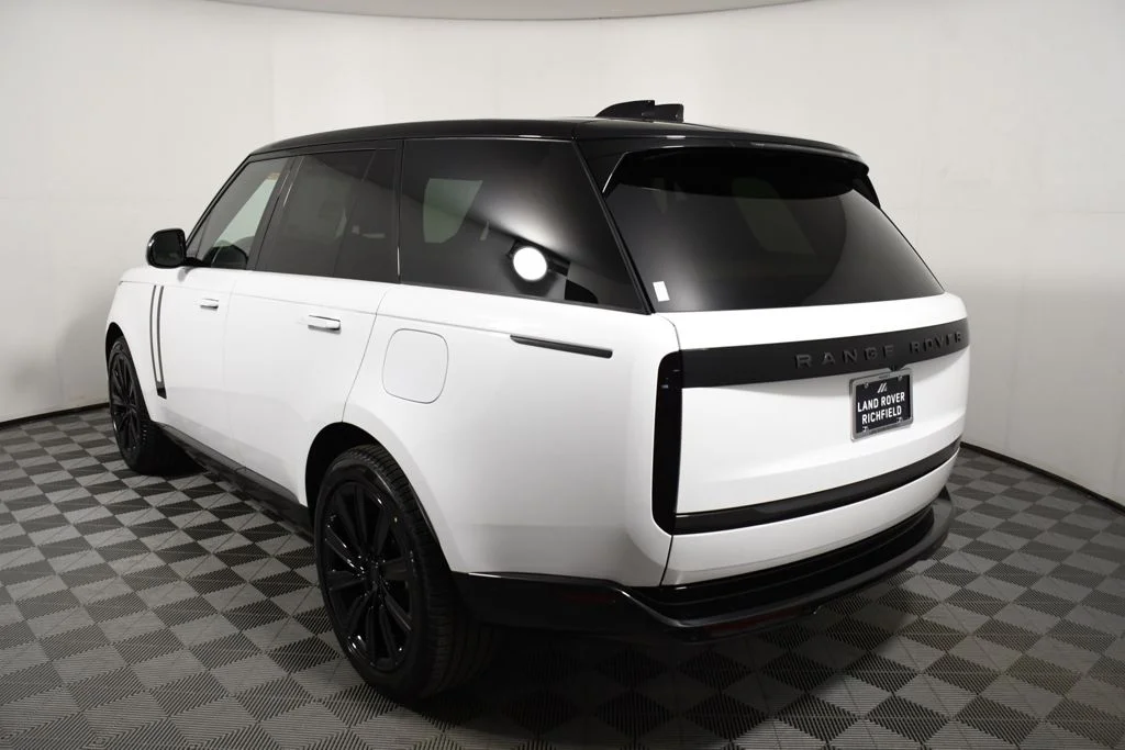 New 2026 Ostuni Pearl Wh Land Rover SE image 4