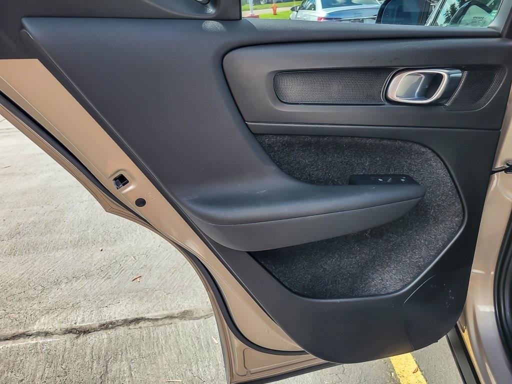 2023 VOLVO XC40 - Image 17