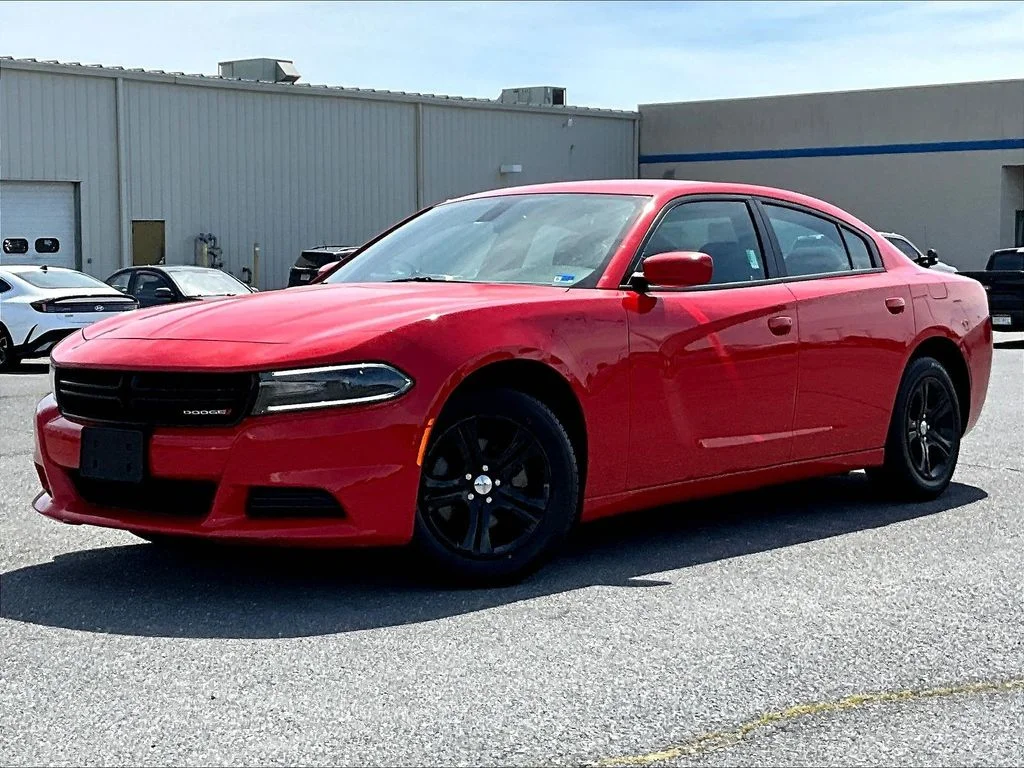 Used 2022 Red Dodge SXT image 3