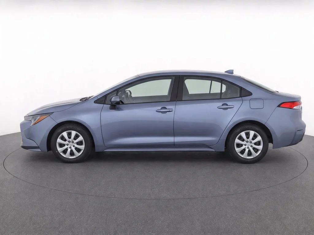 Used 2021  Toyota LE image 7