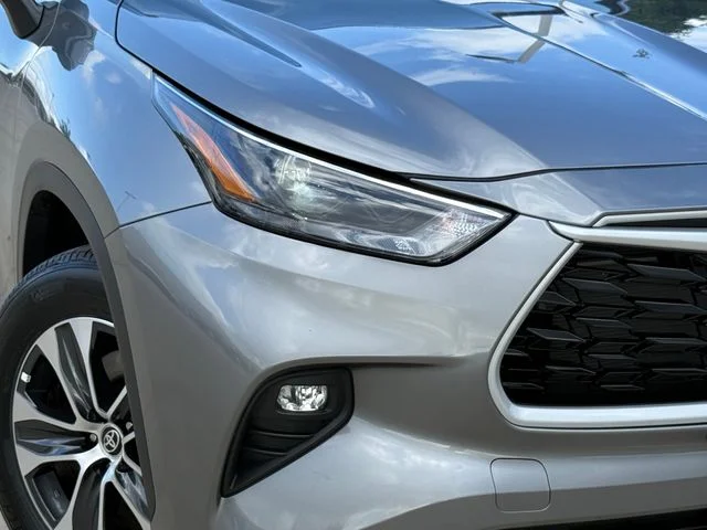 Certified Used 2025  Toyota XLE image 3