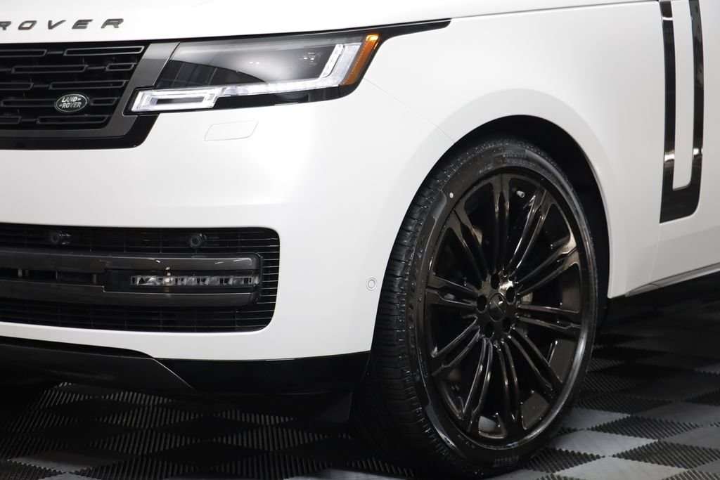 New 2026 Icy White Satin LAND ROVER SE image 4