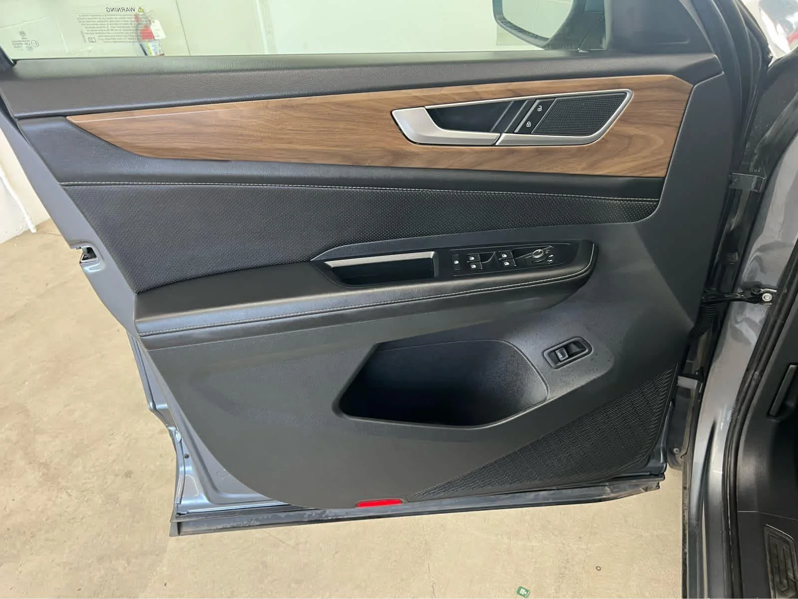 2025 Volkswagen Atlas SE w/Tech - Photo 11