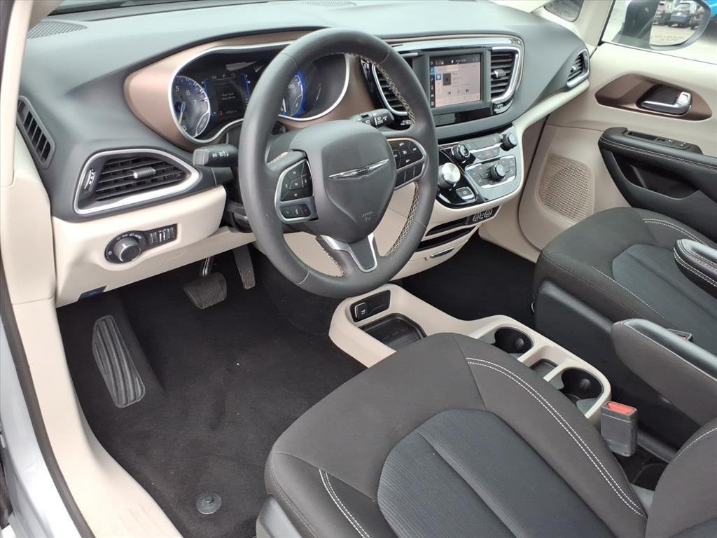 Used 2023 Silver Mist Clearcoat Chrysler LX image 12