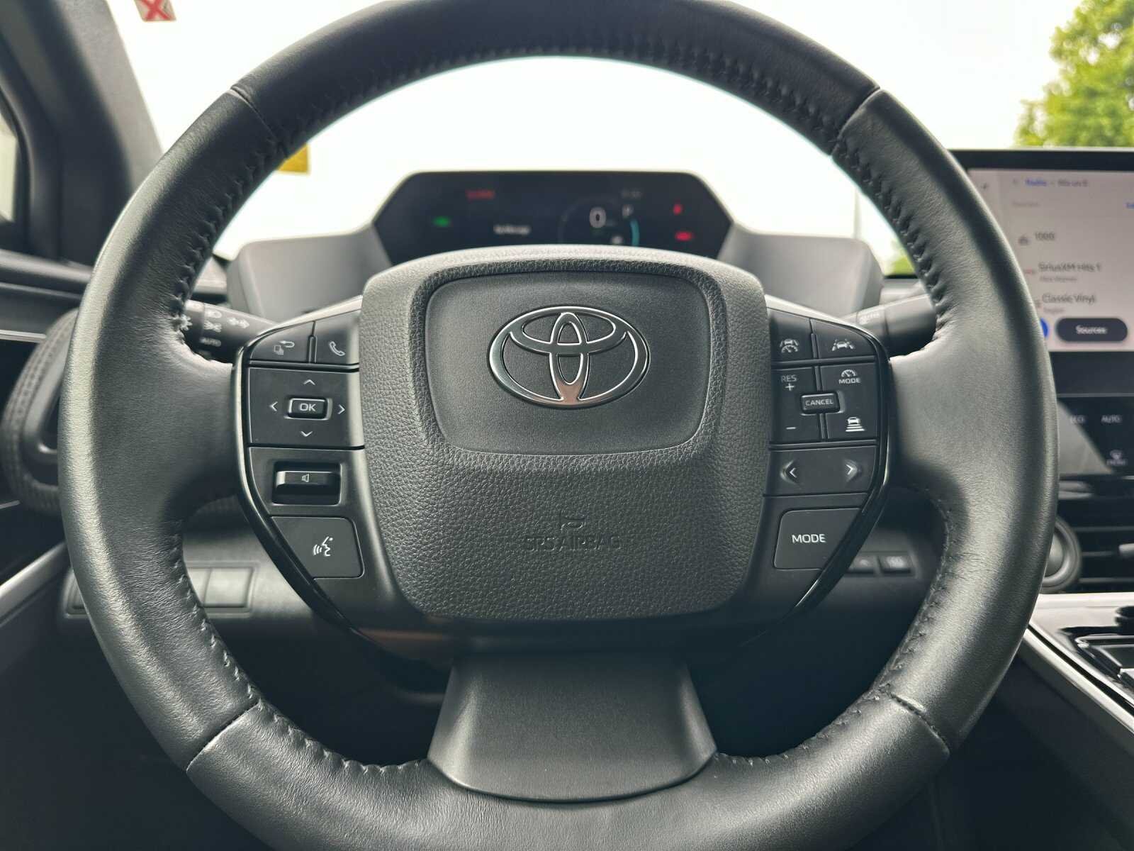 Used 2023 Pearl Toyota XLE 4D Sport Utility image 27