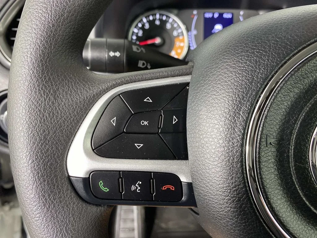Used 2023 White Jeep Latitude image 15
