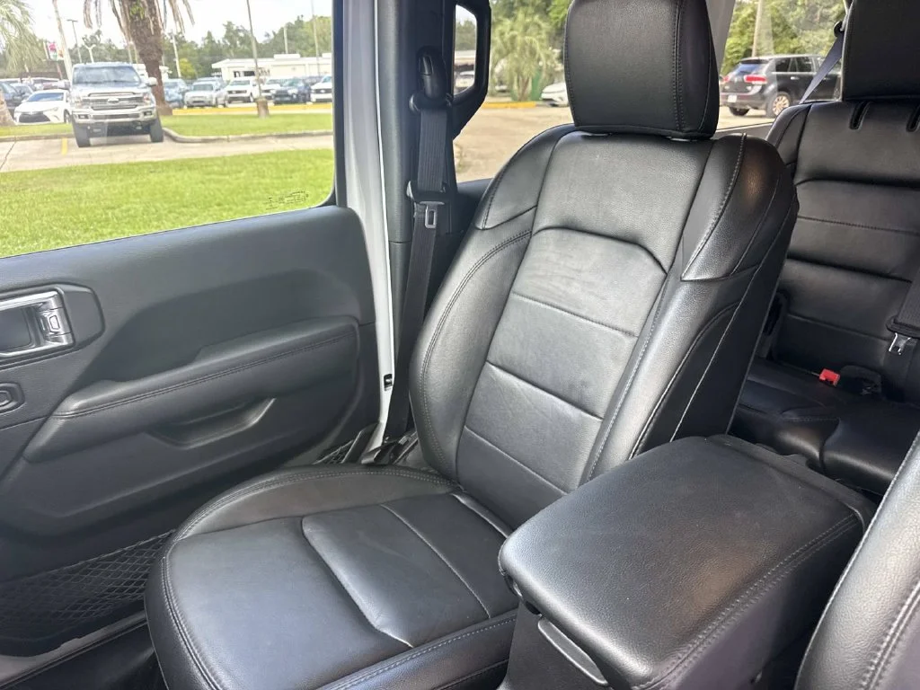 Used 2023 White Jeep Altitude image 33