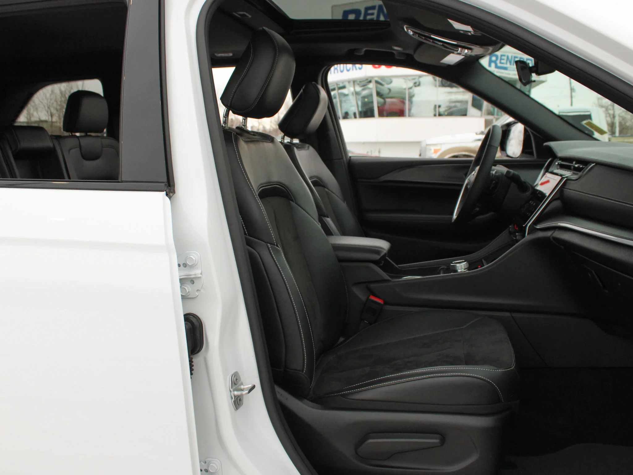 Certified Used 2025 White Jeep Altitude * No Accidents | Trailer Tow Pack | V6 | Adaptive Cruise | Sunroof image 21