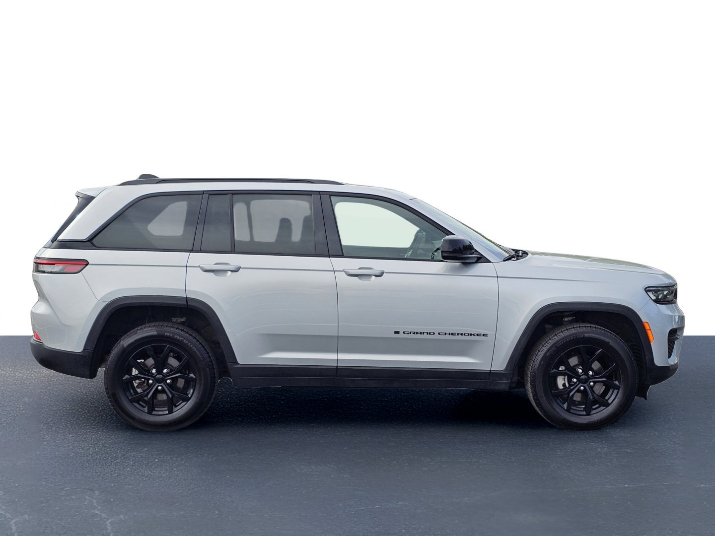 Used 2025 Silver Zynith Jeep Altitude image 7