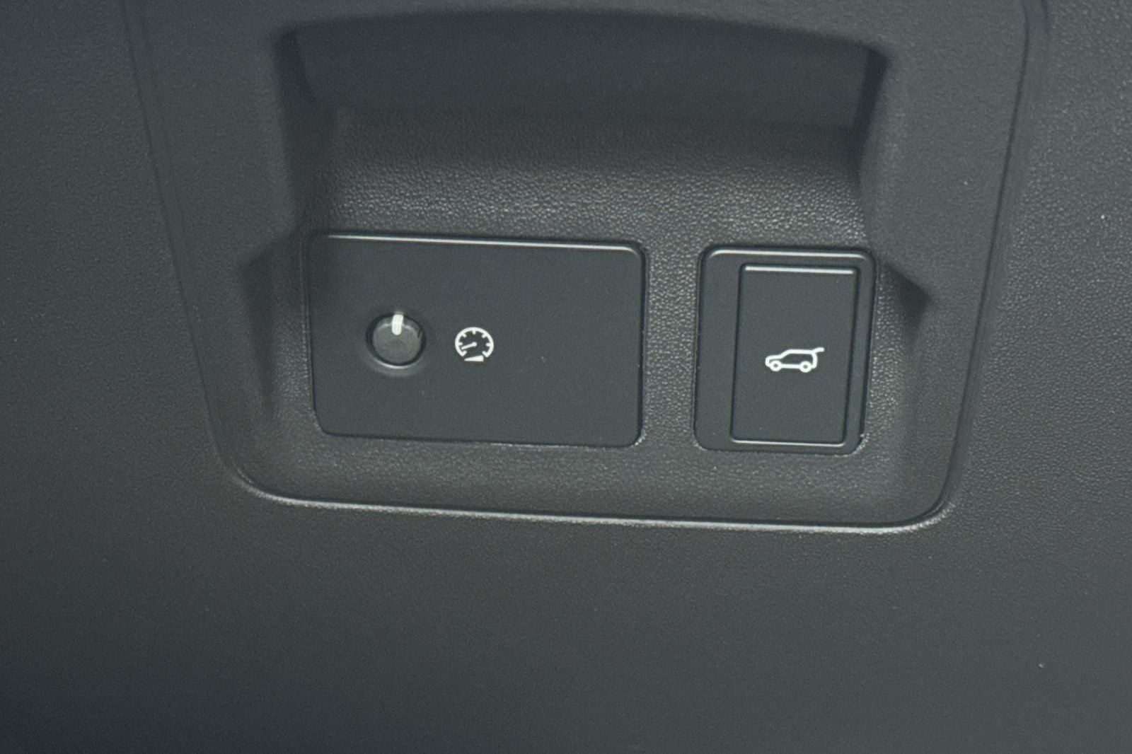 Certified Used 2026 White Land Rover Dynamic SE image 32