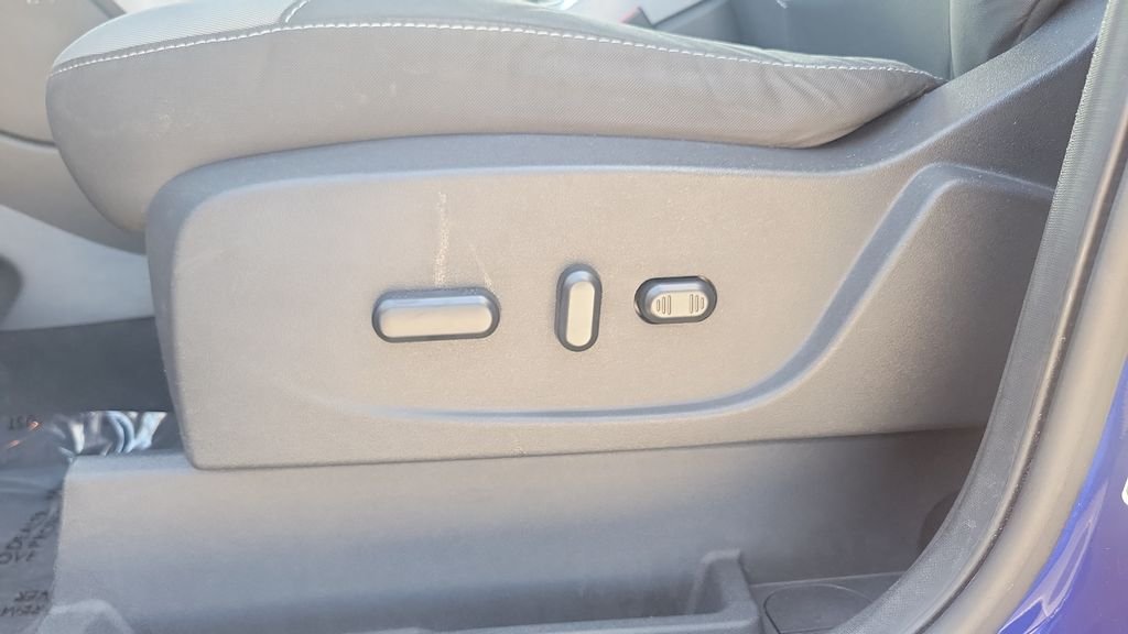Used 2015 Blue Ford SE image 16