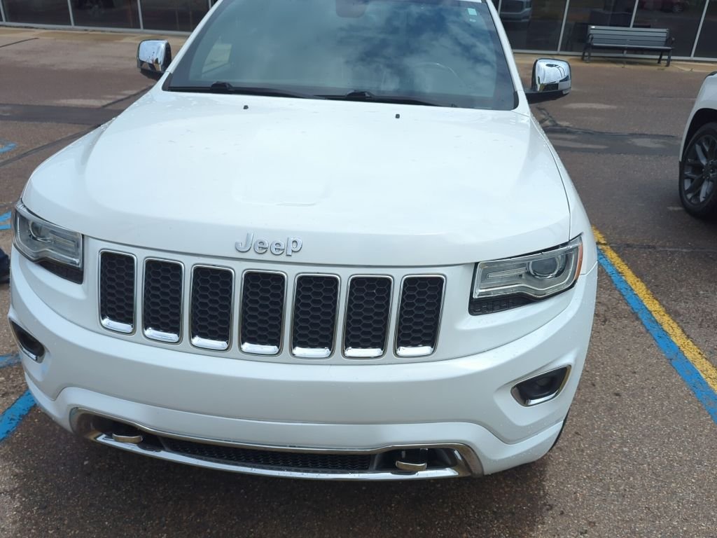 Used 2015 Bright White Jeep  image 4