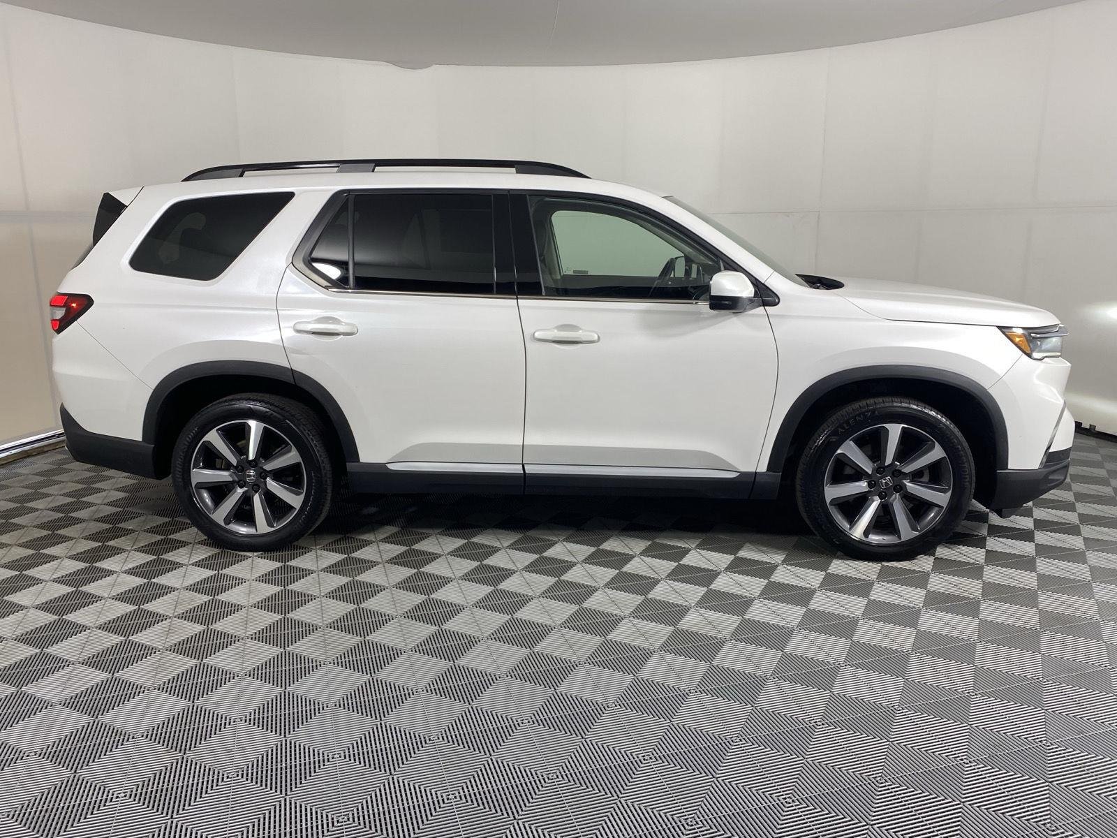 Used 2023 Platinum White Pearl Honda Touring image 10
