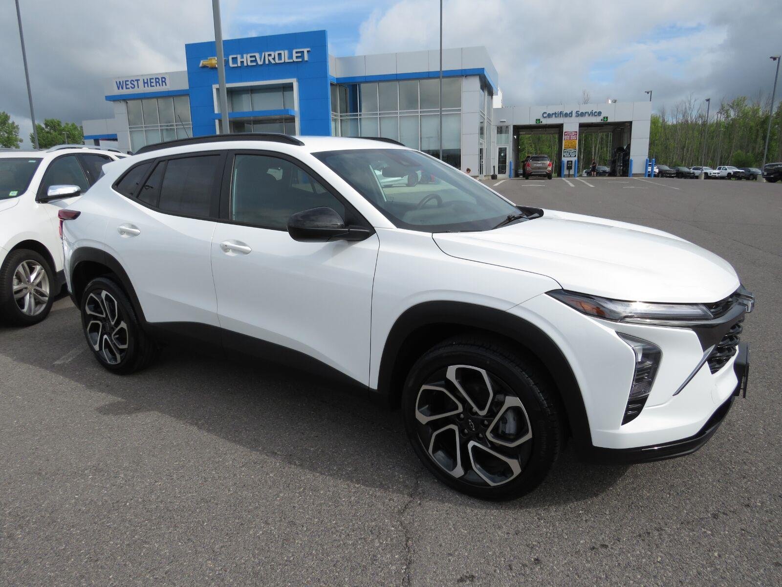 Used 2025 Summit White Chevrolet 2RS image 3