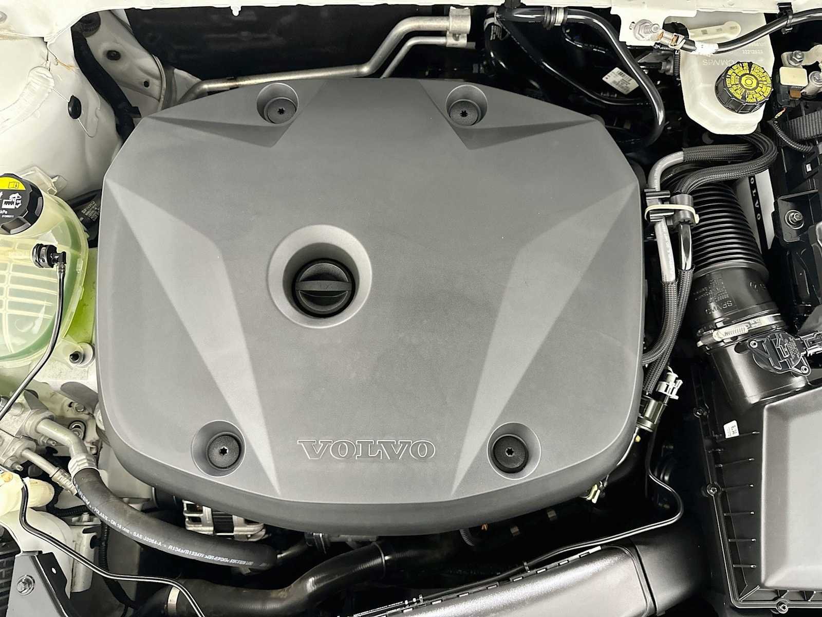 Used 2020 CRYSTAL WHITE MET Volvo R-Design image 29