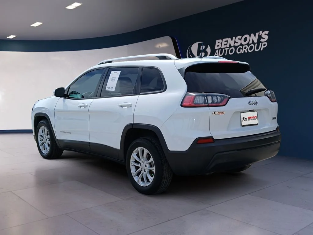 Used 2021 White Jeep Latitude image 3