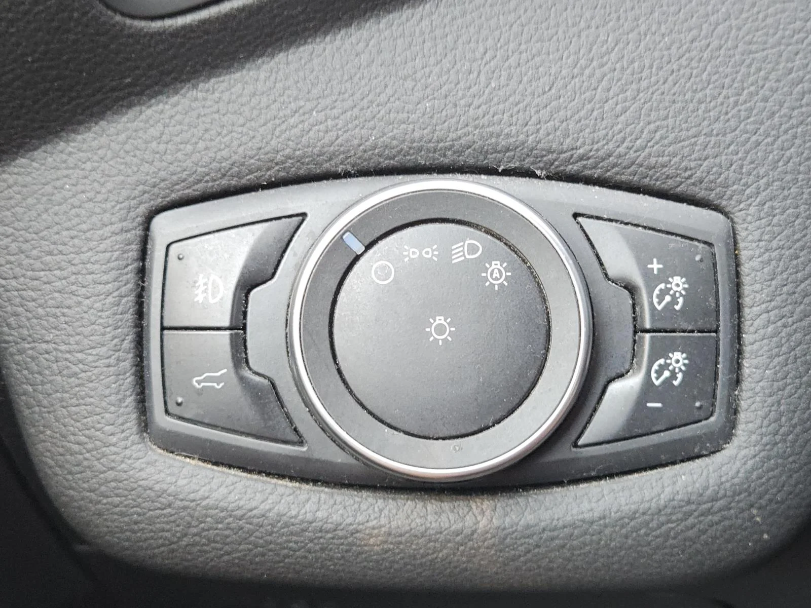 Used 2017 Lightning Blue Metallic Ford SE FWD image 18