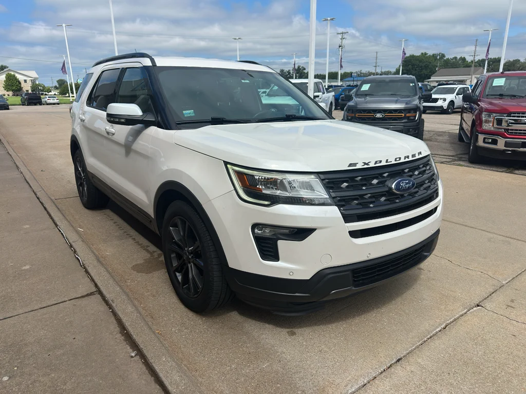 Used 2018 White Platinum Metallic Tri-Coat Ford XLT image 8