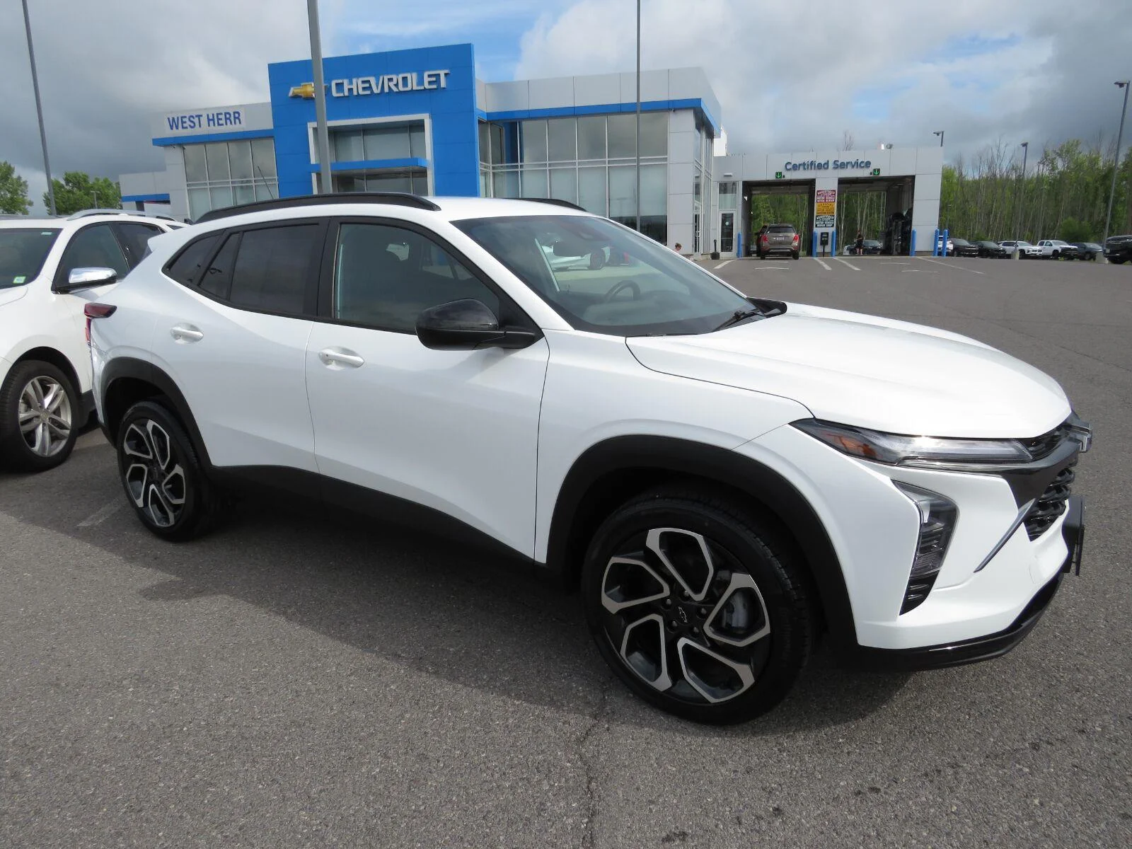 Used 2025 Summit White Chevrolet 2RS image 3