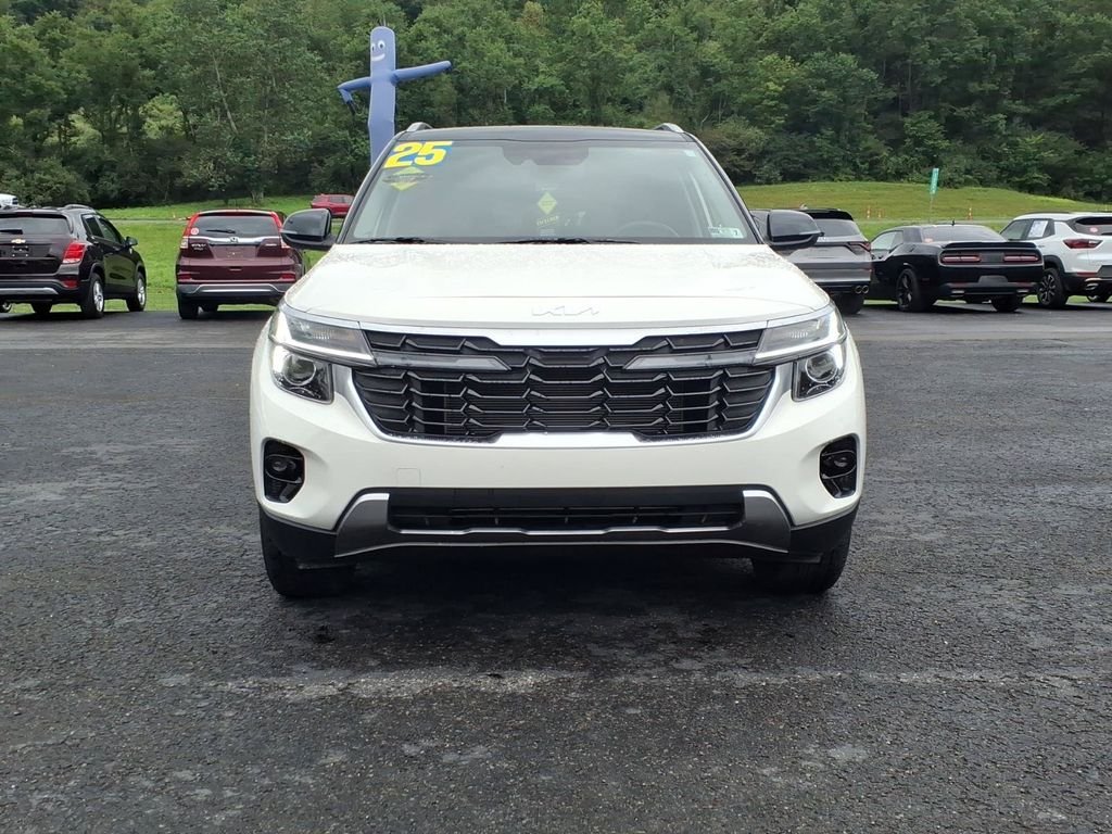 Used 2025 White Kia S image 1
