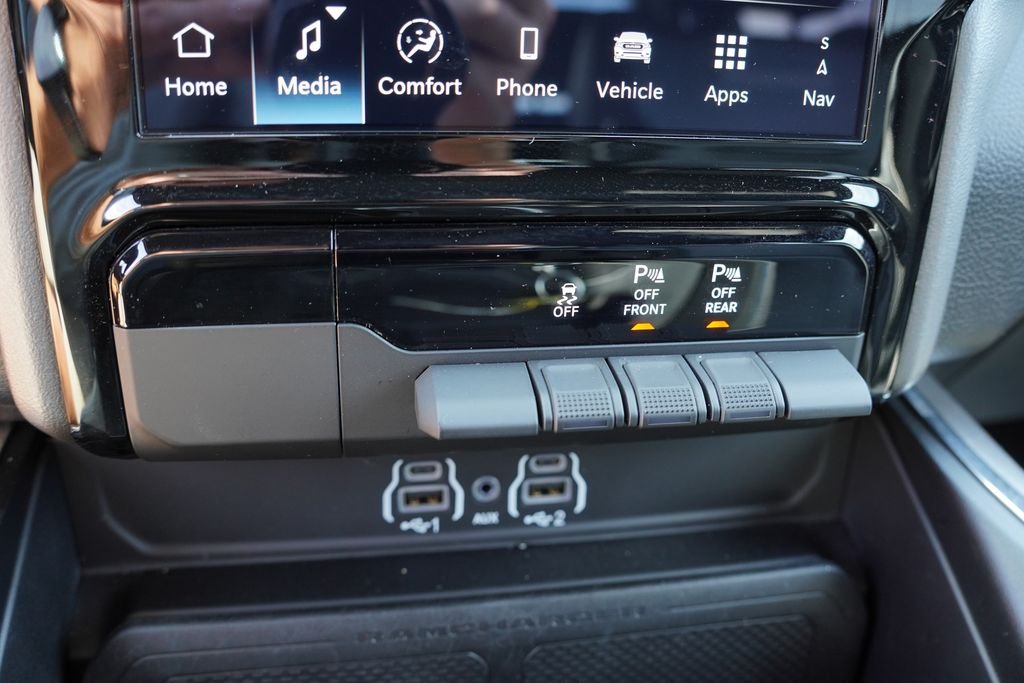 Used 2025 Billet Silver Metallic Clearcoat Ram Laramie image 30
