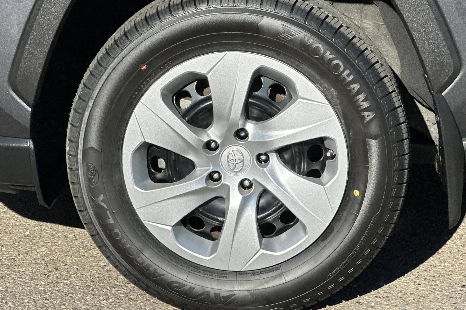 2022 Toyota RAV4 LE - Photo 16