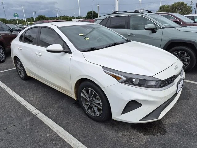 2024 Kia Forte LXS AT's photo