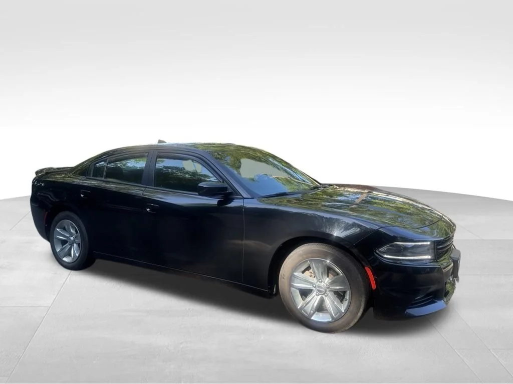 Used 2016 Black Dodge SXT image 9