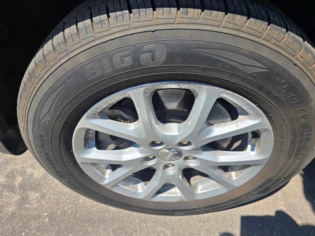 Used 2014 Brilliant Black Crystal Pearlcoat Jeep Latitude image 9