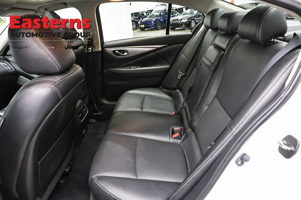 Used 2023 White INFINITI LUXE image 25