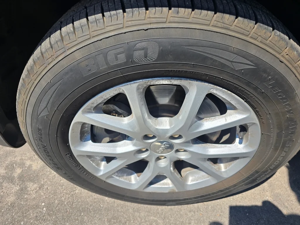 Used 2014 Brilliant Black Crystal Pearlcoat Jeep Latitude image 9