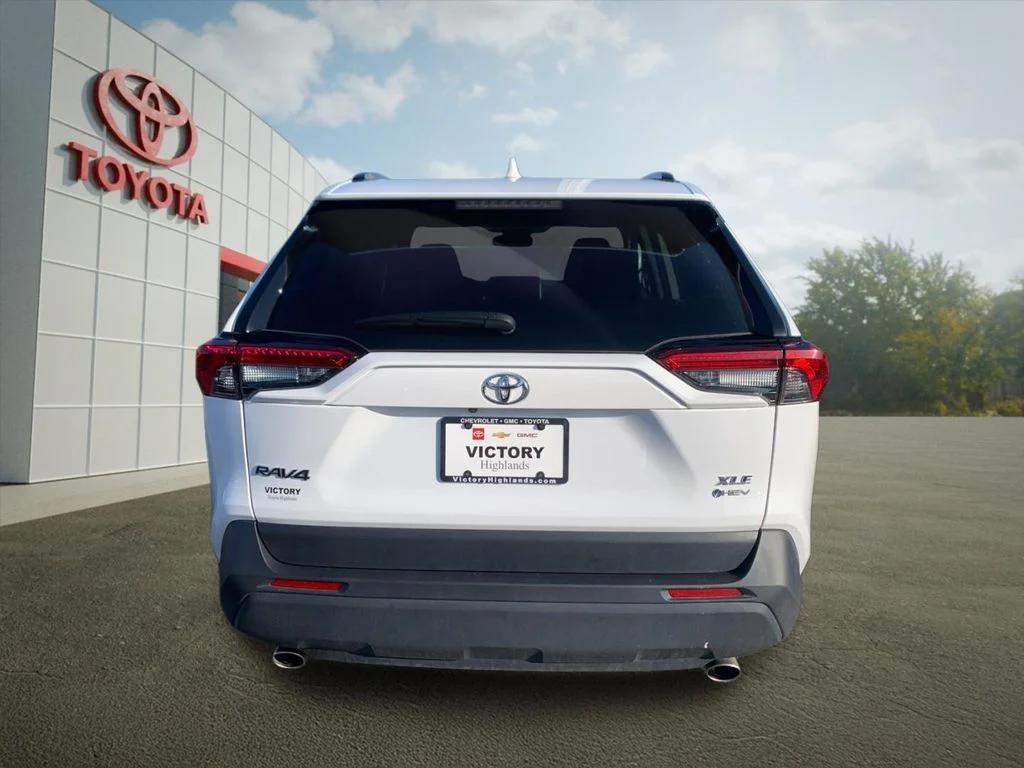 Used 2025 White Toyota XLE image 4