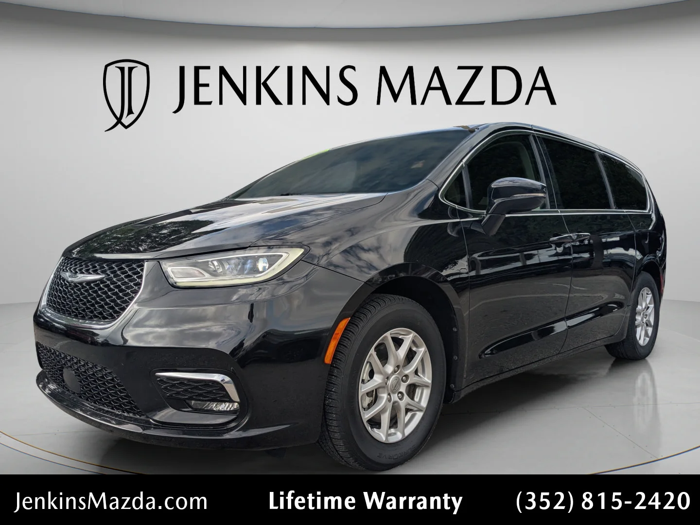Used 2024 Diamond Black Crystal Pearlcoat Chrysler Touring L image 3