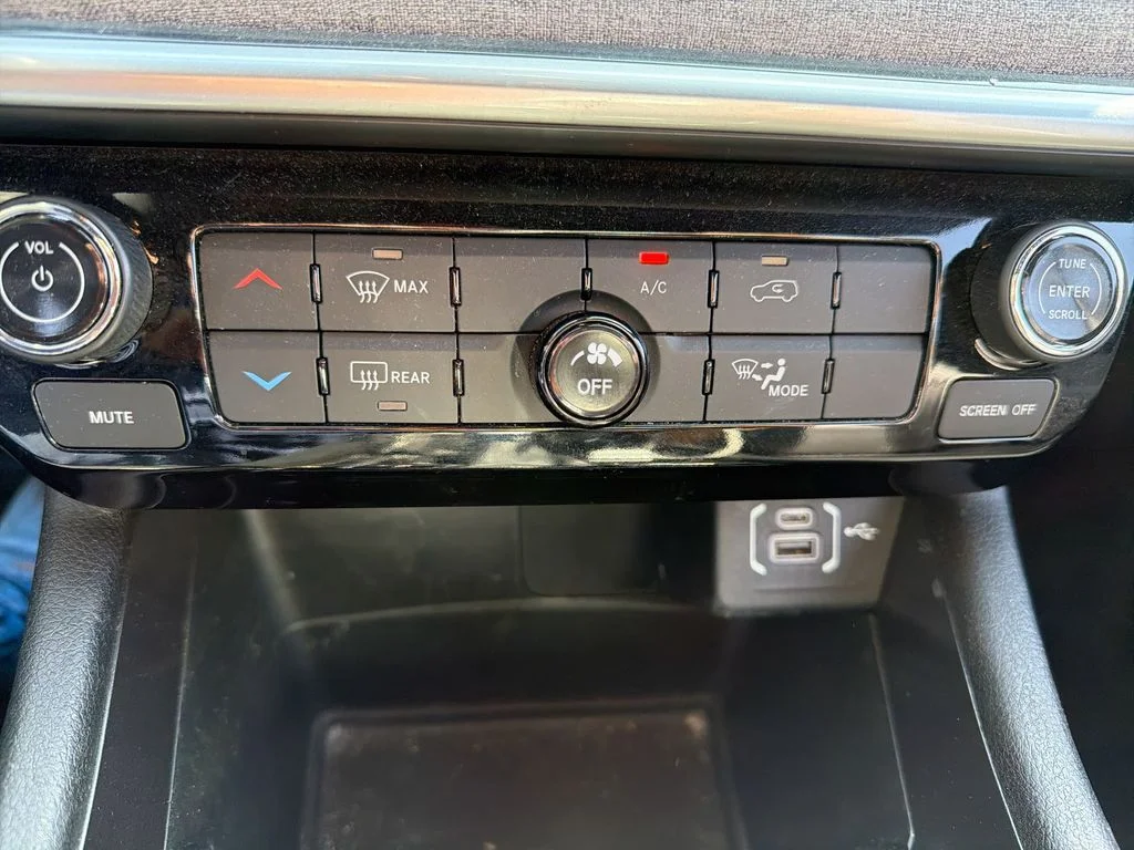 Certified Used 2023 Silver Jeep Latitude Lux image 17