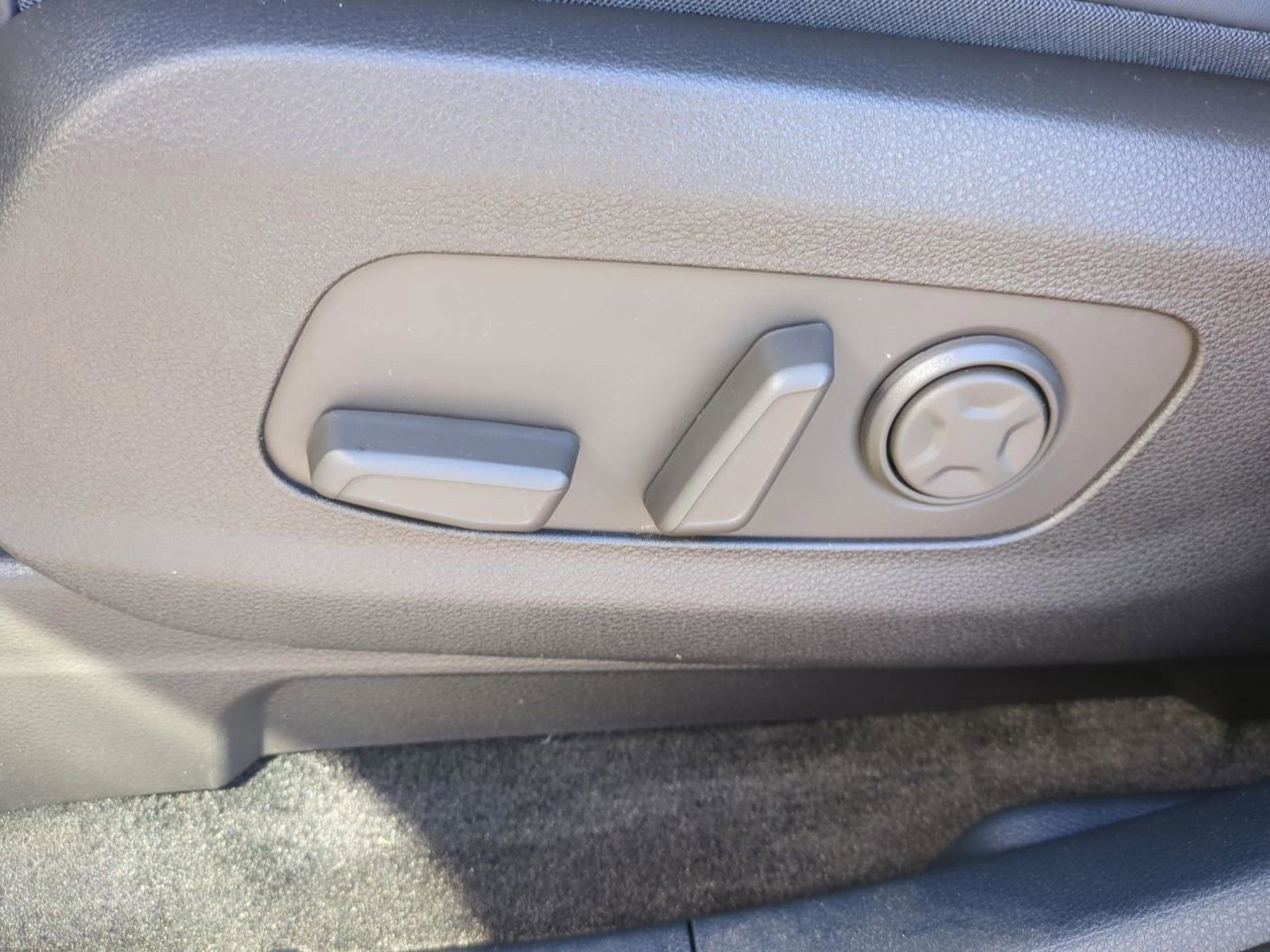 New 2026 Ceramic Silver Kia SX image 23