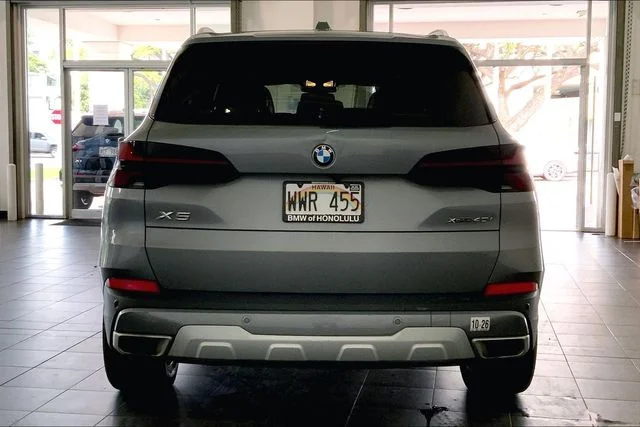 Used 2024 Skyscraper Grey Metallic BMW xDrive40i image 4