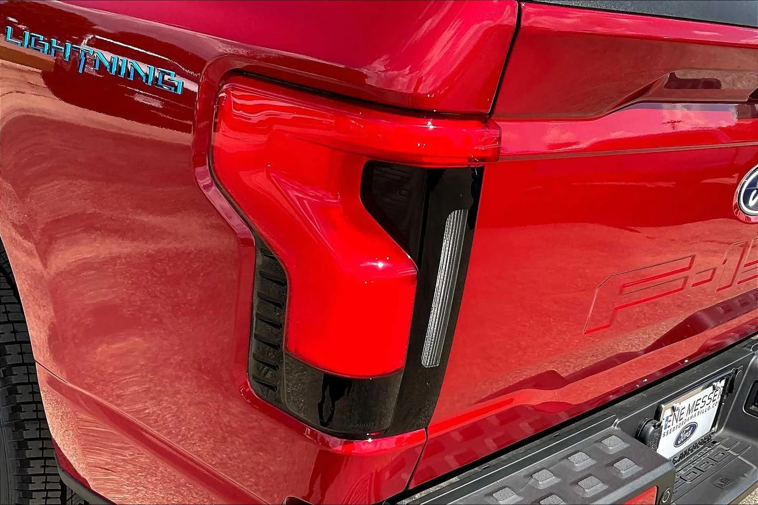 2025 Ford F-150 Lightning XLT - Photo 14