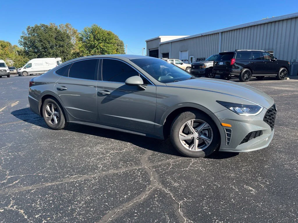 Used 2020 Gray Hyundai SE image 2