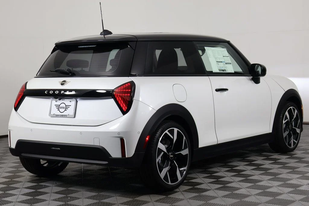 New 2026 White Metallic MINI Signature Plus image 2