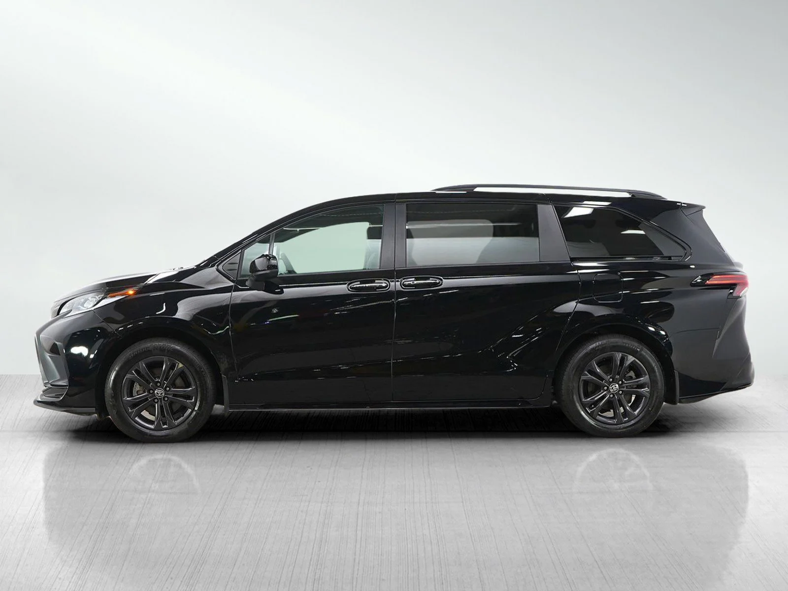 Used 2025 Toyota Sienna LE with VIN 5TDGSKFC7SS208690 for sale in Hopkins, Minnesota