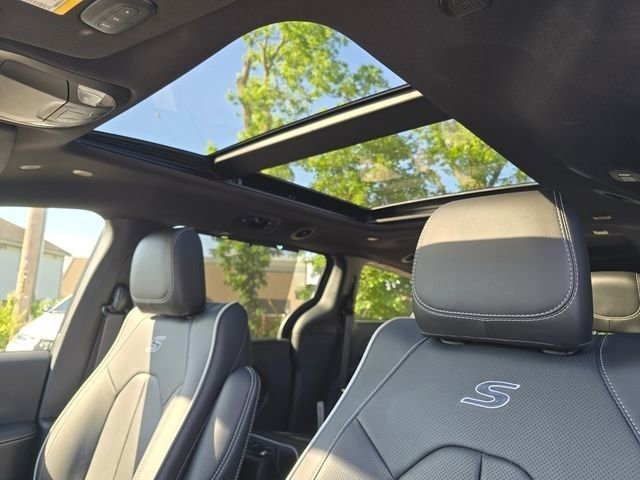 New 2027 Diamond Black Crystal Pearl-Coat Exterior Paint Chrysler Limited image 6