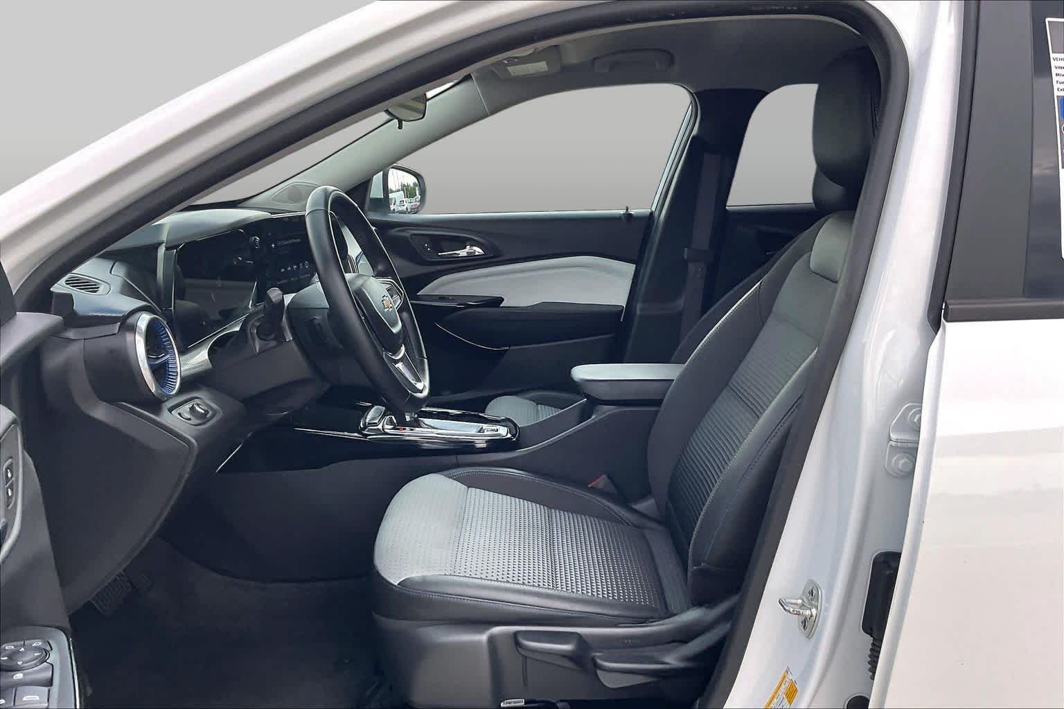 2025 Chevrolet Trax LT - Photo 8