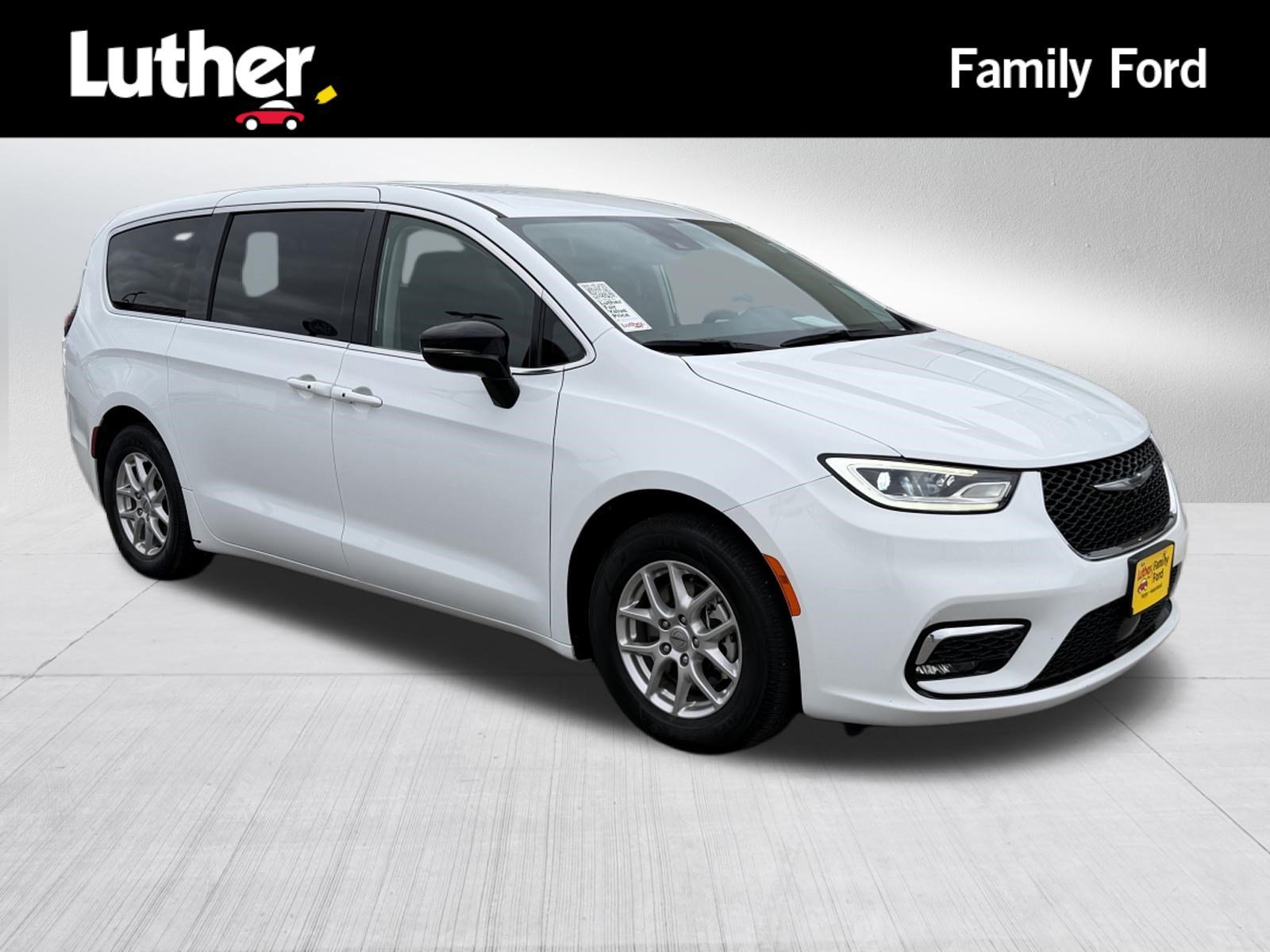 2024 Chrysler Pacifica Touring L's photo