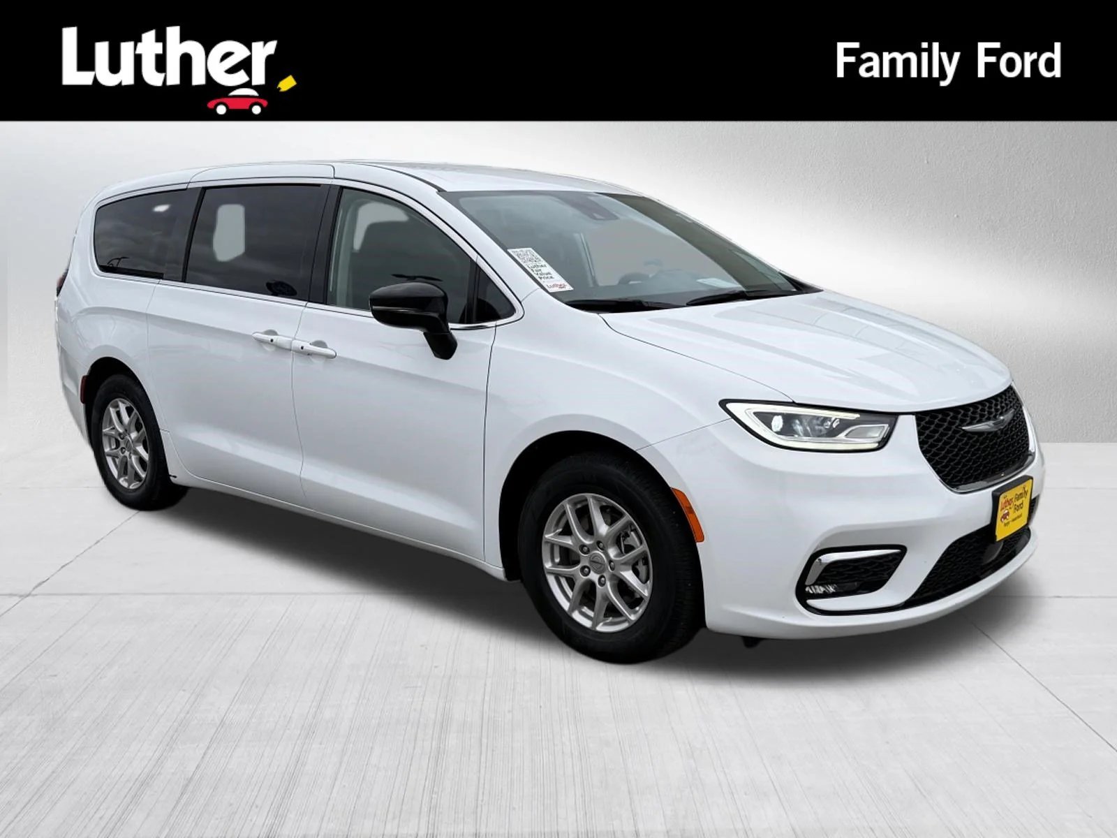 2024 Chrysler Pacifica Touring L's photo
