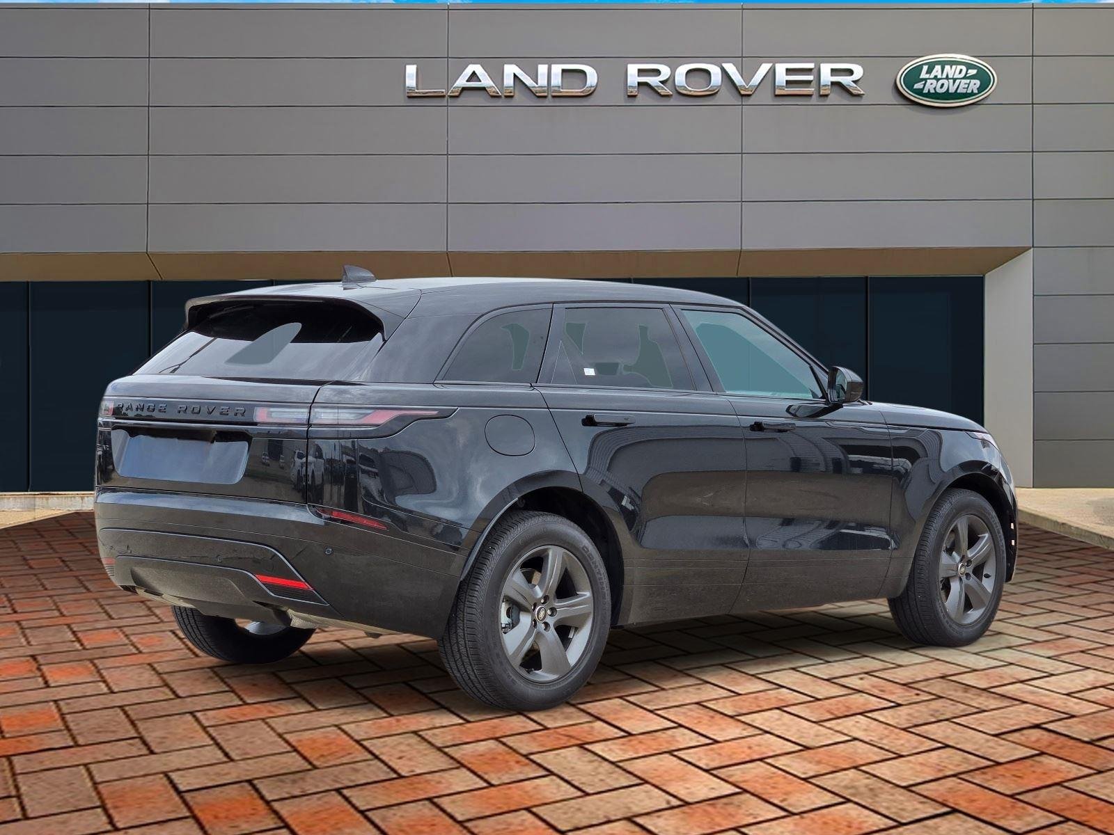 Used 2025 Santorini Black Metallic Land Rover Dynamic SE image 4