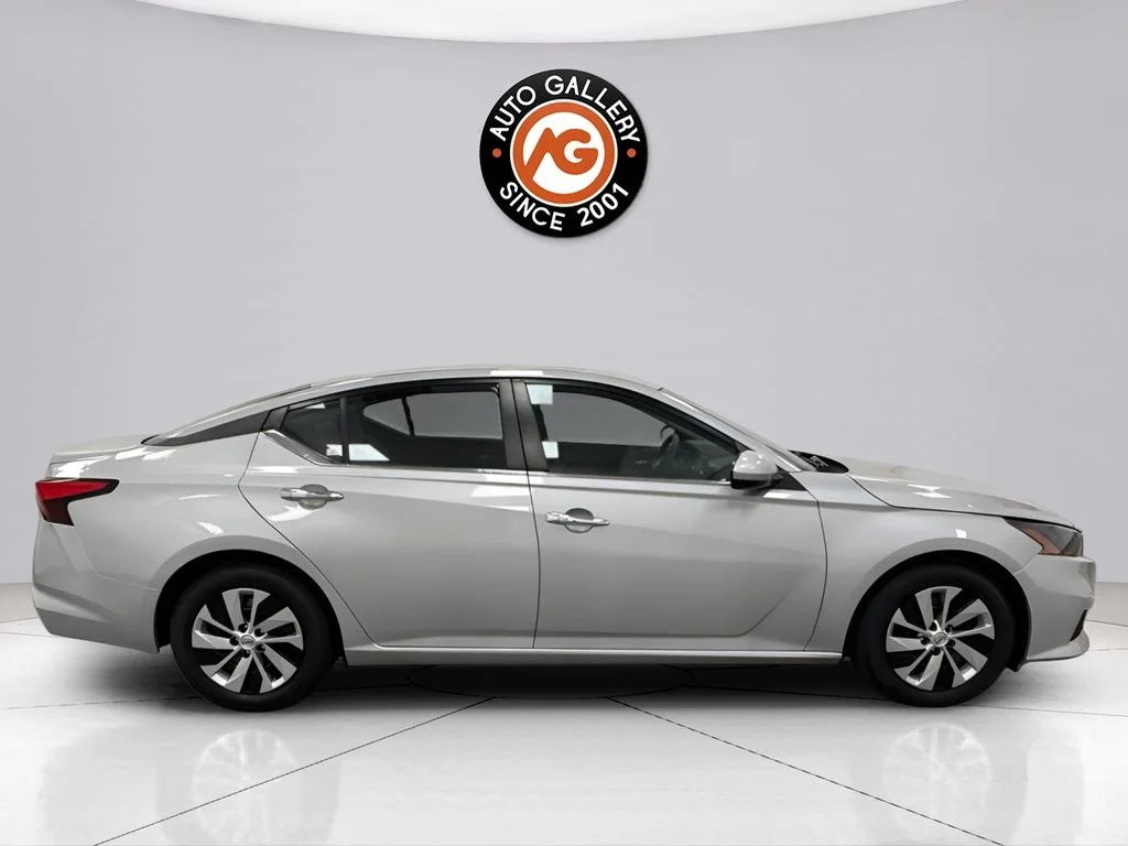 Used 2022 Silver Nissan 2.5 S image 2
