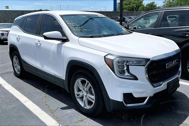 Used 2022 White GMC SLE image 1